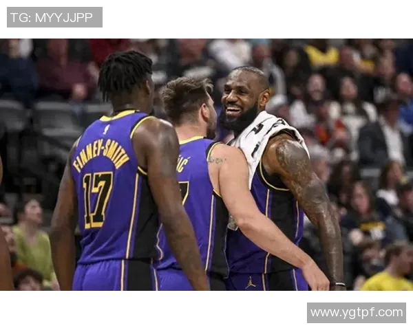 勇士击败湖人,强势登顶西部 勇士击败湖人,强势登顶西部