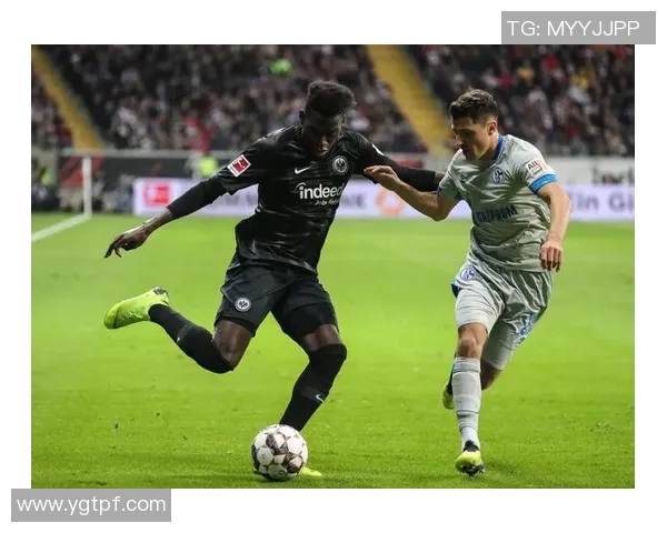 沙尔克04主场狼狈输球,法兰克福获得胜利夺取关键3分 沙尔克04主场狼狈输球,法兰克福获得胜利夺取关键3分